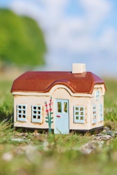 Hus t/fyrfadslys Ebeltoft lyseblå dør stokroser